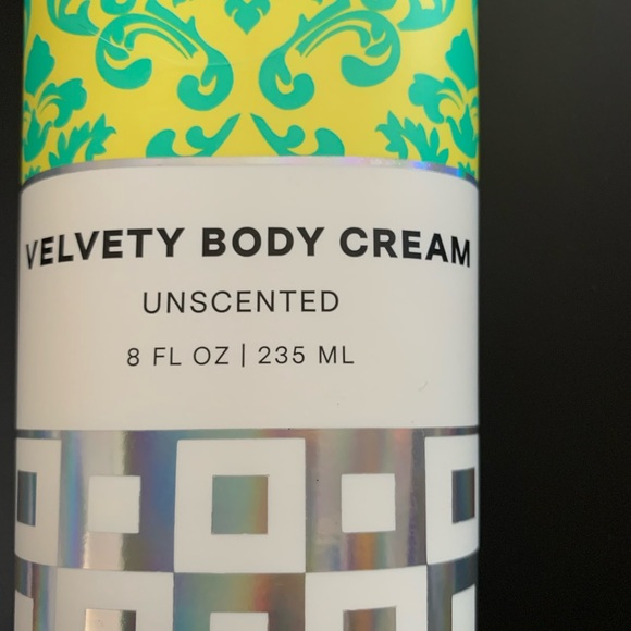 BNWT REFRESHMENTS VELVETY BODY CREAM UNSCENTED - Picture 2 of 5